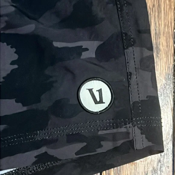 Vuori Kore Lined Camo black training shorts with insert lining size L 7” inseam - Picture 2 of 5